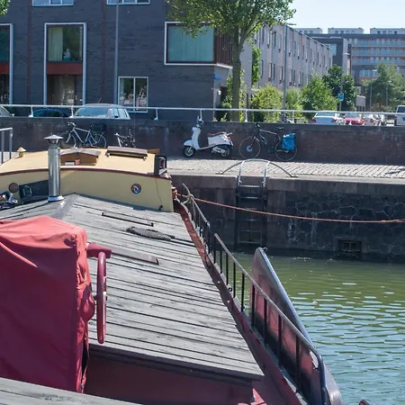 Boat Hoop Aparthotel