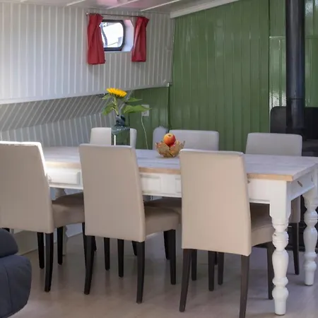 Boat Hoop Aparthotel